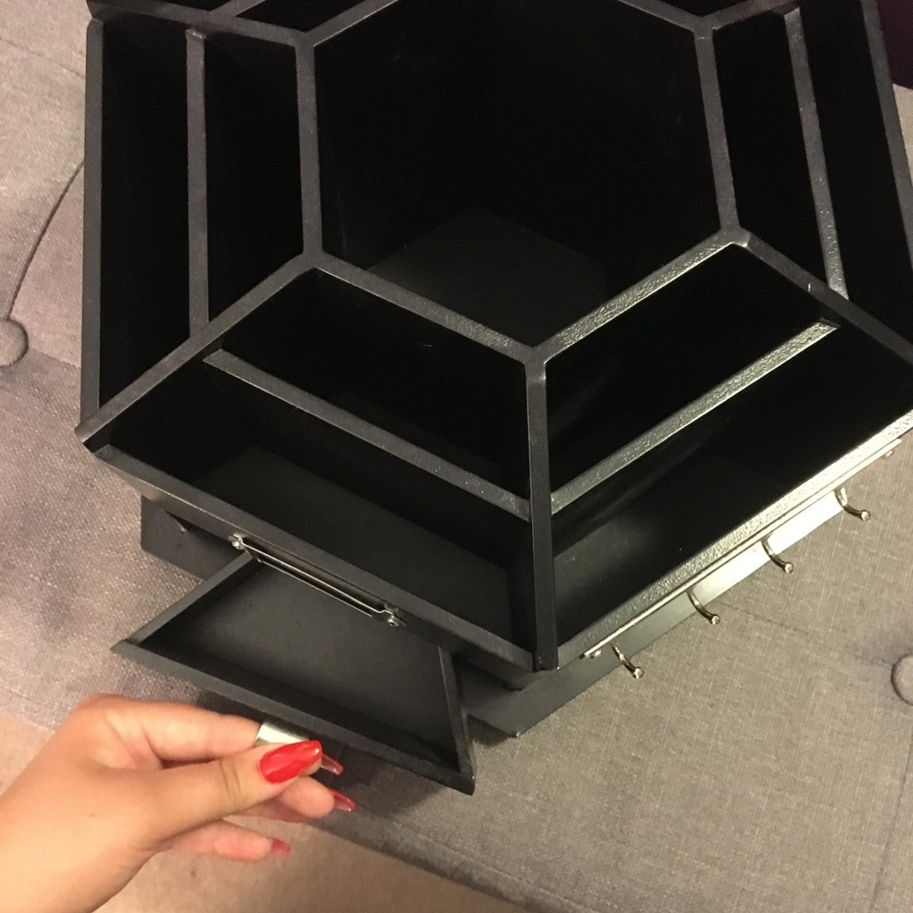 Makeup storage - Picture 3 of 3